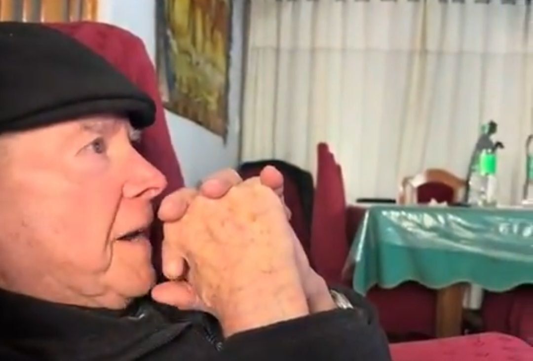 Un emigrante español viendo el partido en Argentina.