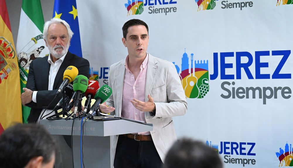 El teniente de alcaldesa Jaime Espinar, en rueda de prensa, hablando sobre Comujesa.