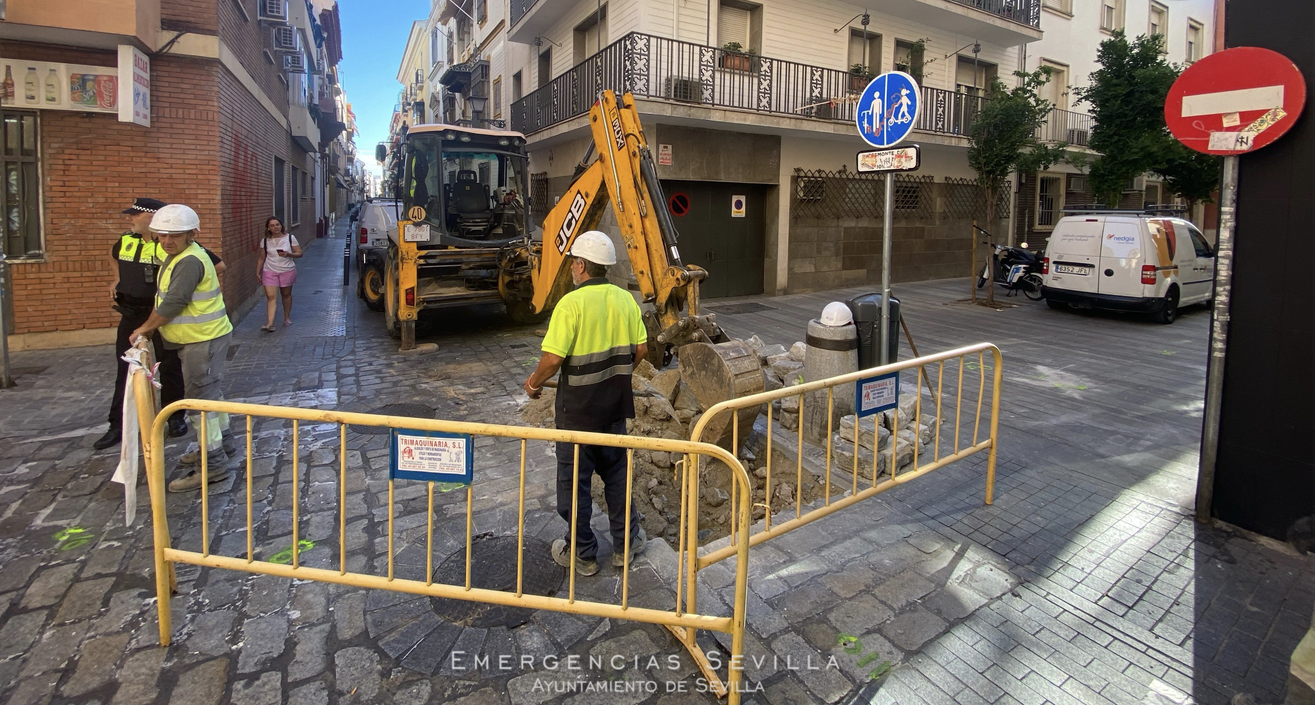 Actuación que se está llevando a cabo esta mañana en la calle Baños de Sevilla.