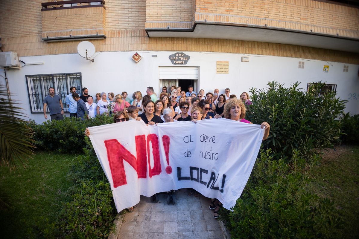 Vecinos de la asociación Las tres fases de Fermesa luchan por mantener su local en El Puerto. Vecinos de la asociación Las tres fases de Fermesa luchan por mantener su local en El Puerto.