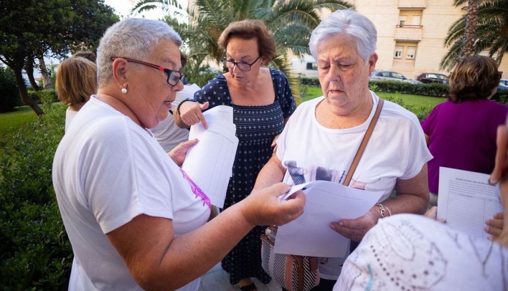 Varias vecinas se movilizan para no perder el local en Fermesa.