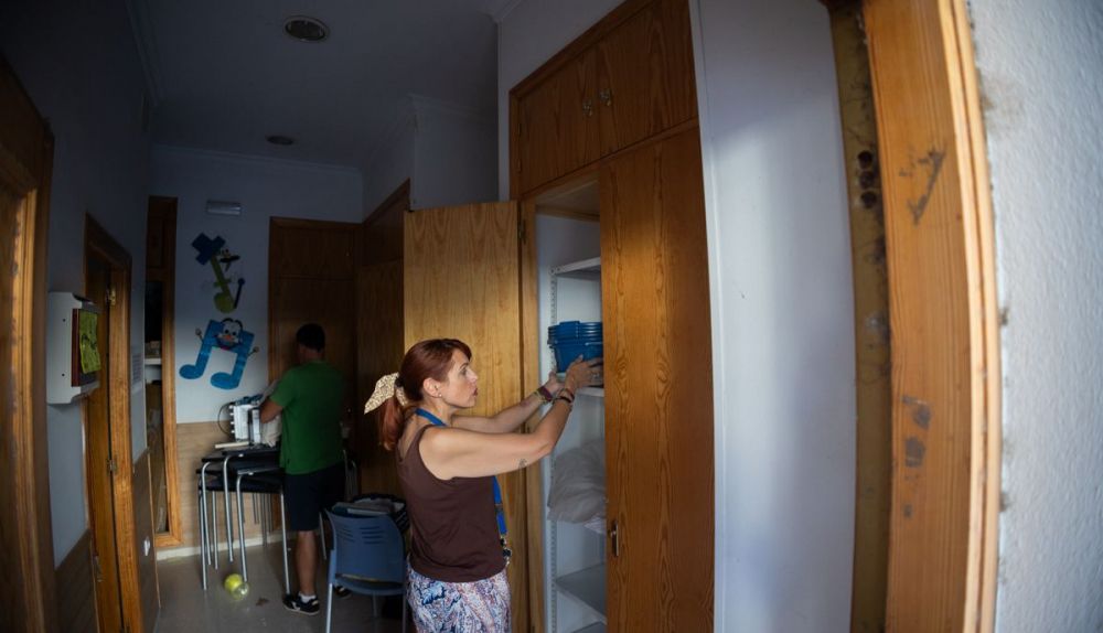 Los vecinos de El Juncal recogen los enseres en estos días.