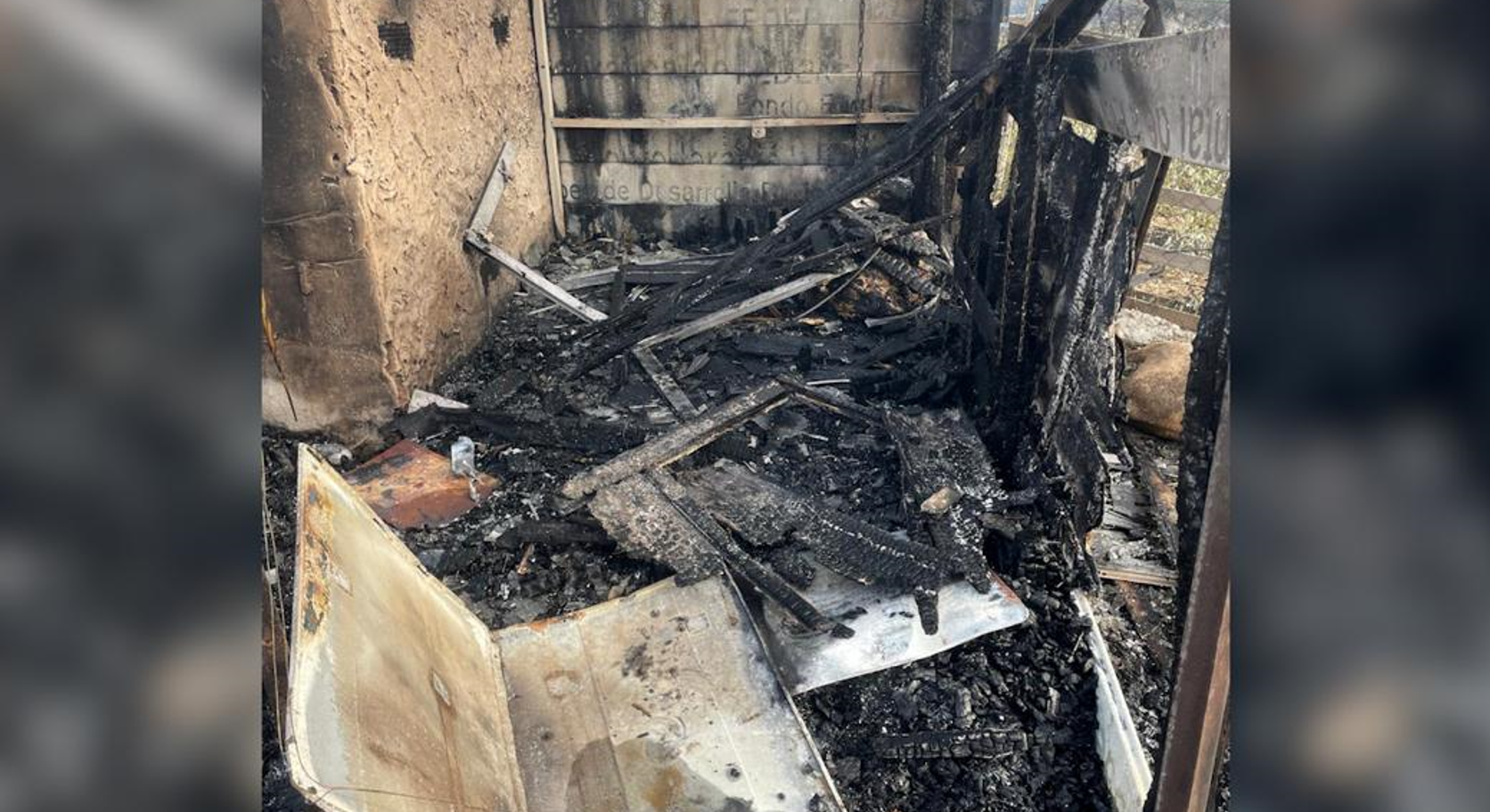 Estado en que quedó un inmueble tras el fuego originado en Sevilla por una hoguera.