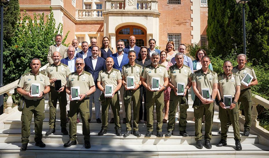 Agentes de medio ambiente, el consejero y técnicos de este área posando con la nueva herramienta.