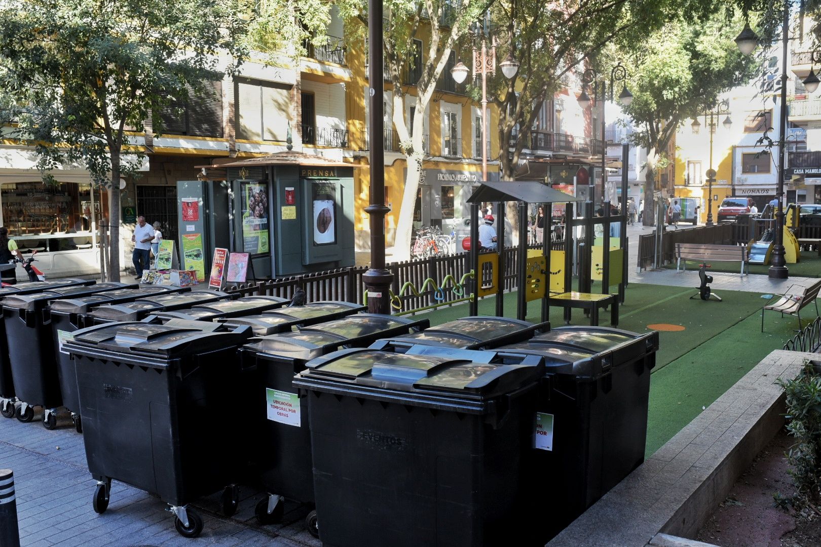 Los contenedores de basura junto al parque infantil de la Alfalfa.