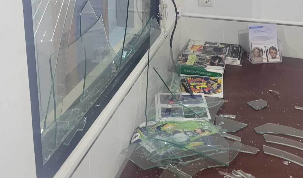 Los destrozos realizados por el detenido en Conil.