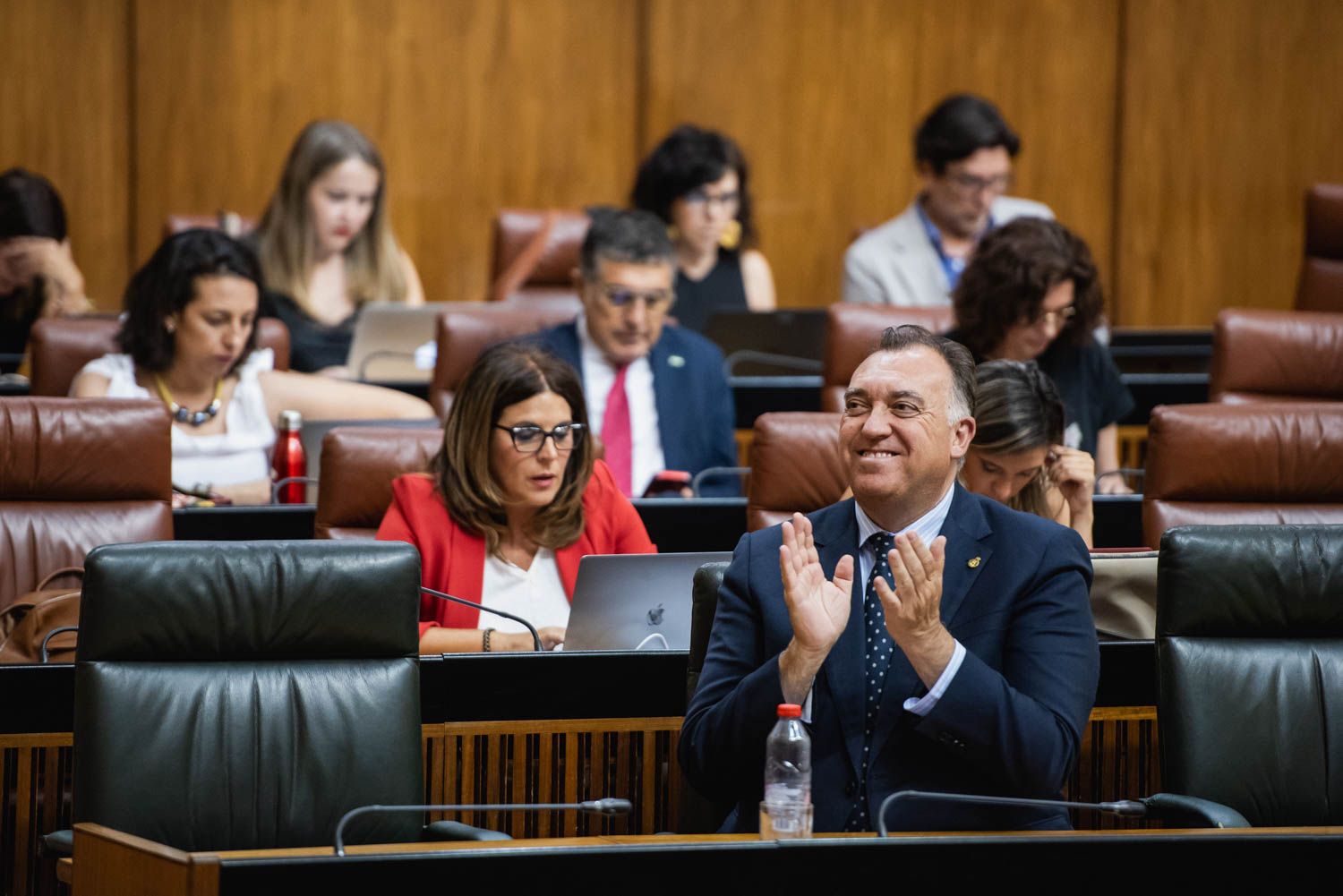 Arturo Bernal en el Parlamento de Andalucía con Ángeles Férriz al fondo.