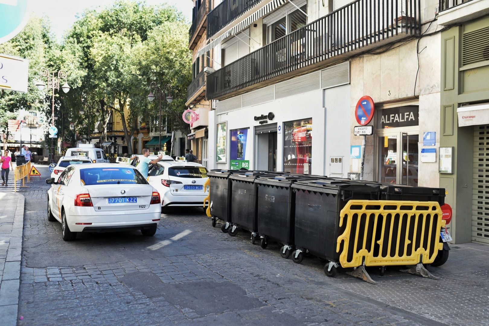 Taxis en la Alfalfa, junto a la nueva ubicación de los contenedores, en la mañana de este jueves.