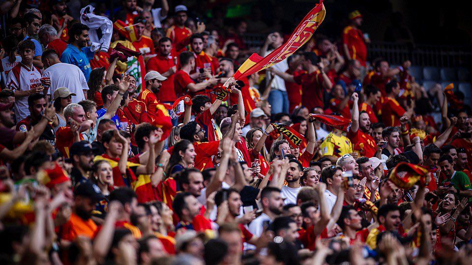 Habrá pantalla gigante en Sevilla: aficionados celebran la victoria de España ante Francia en las semifinales.