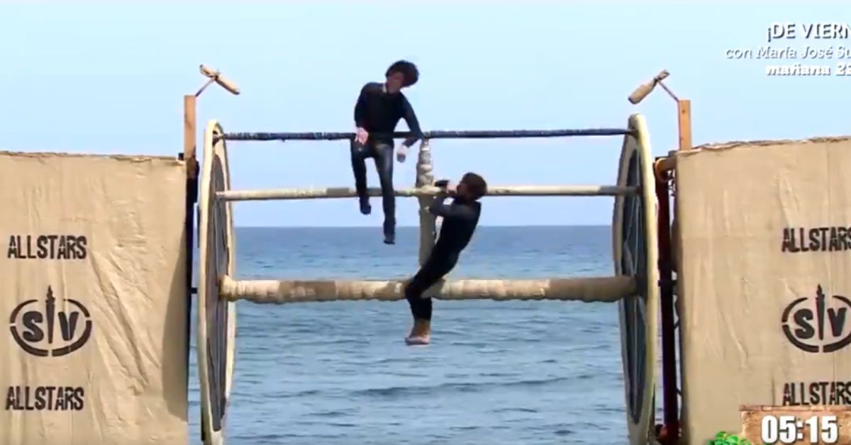 Momento en el que un concursante de 'Supervivientes' sale despedido de la noria infernal.