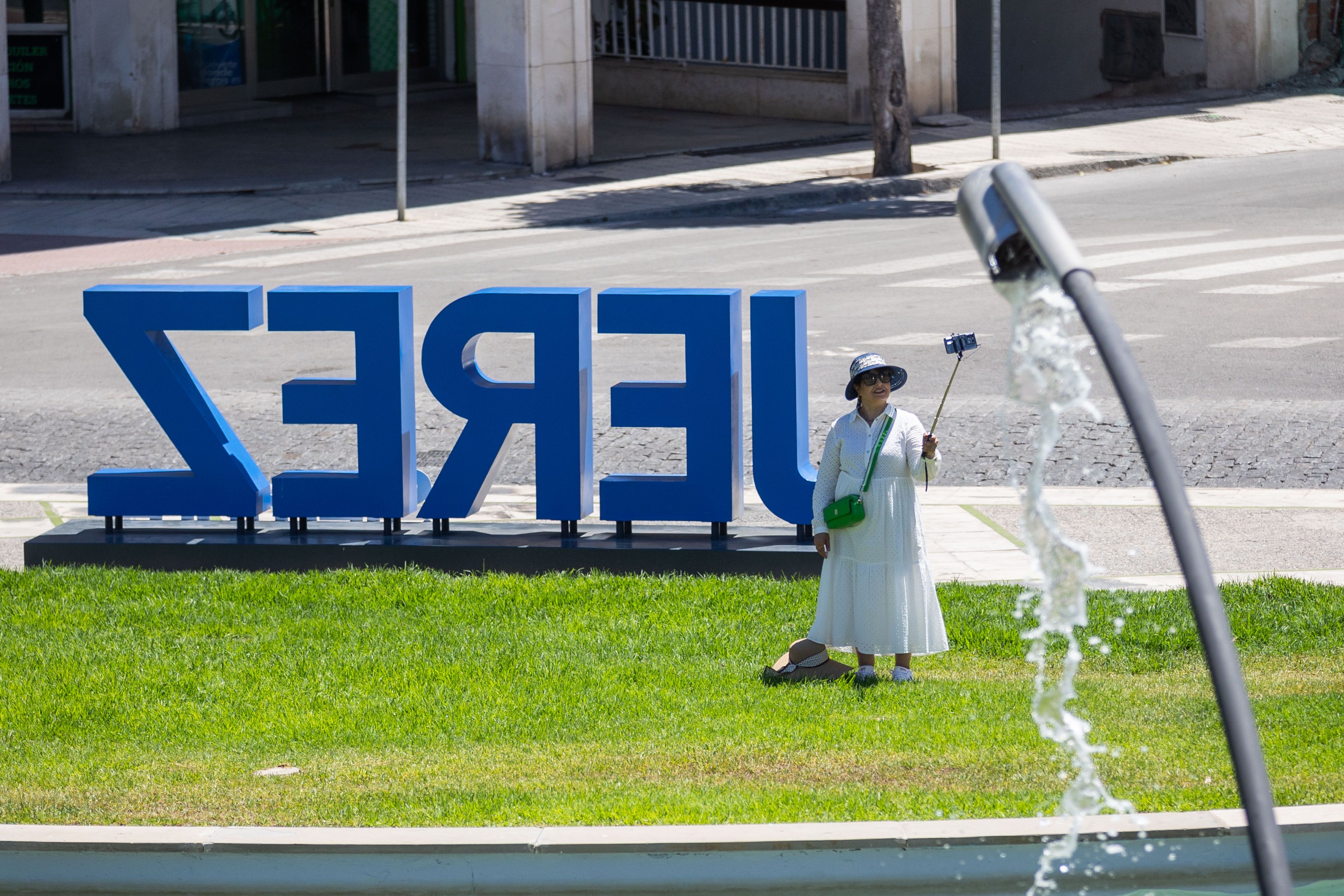 Una persona se hace un 'selfie' durante una ola de calor en Jerez. Una persona se hace un 'selfie' durante una ola de calor en Jerez.