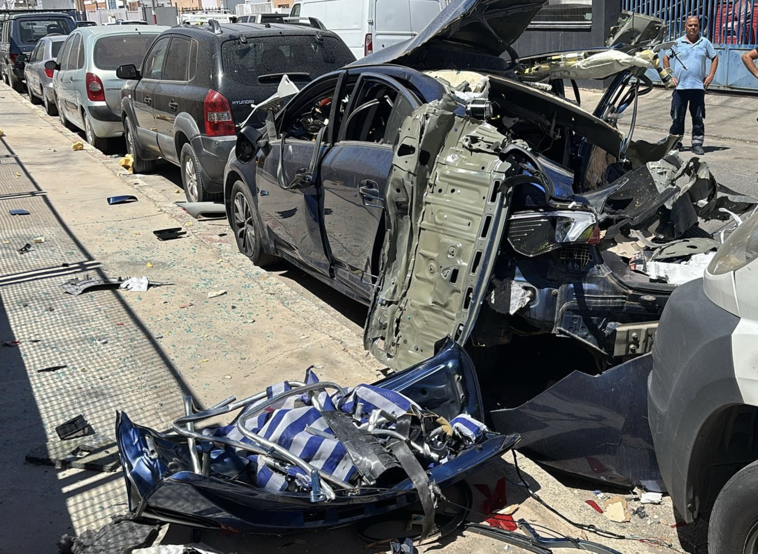 Estado en el que ha quedado un coche en Málaga tras explotar una bombona de gas en su interior.