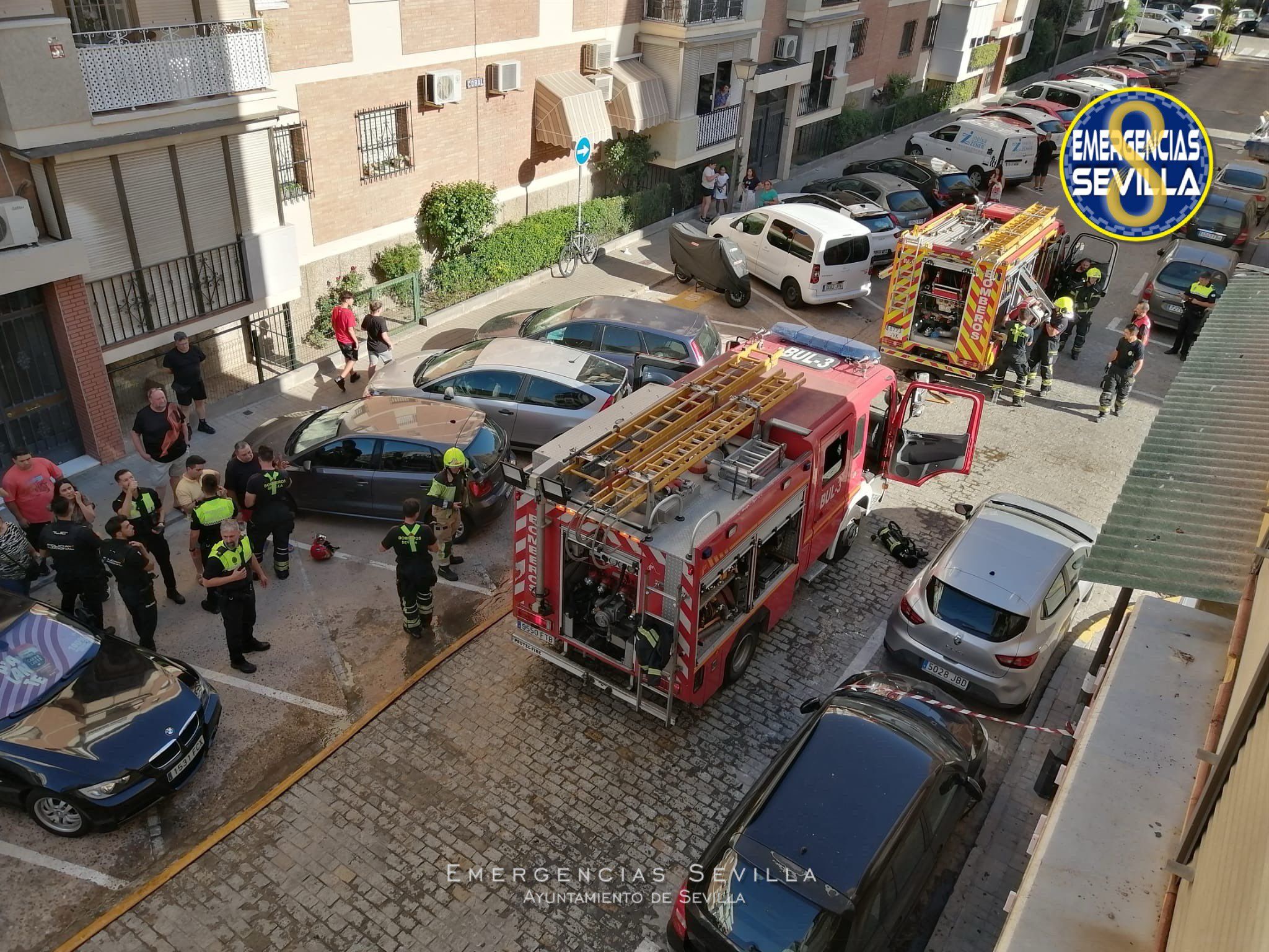 Bomberos ha rescatado a tres menores tras un incendio en un inmueble en Sevilla.
