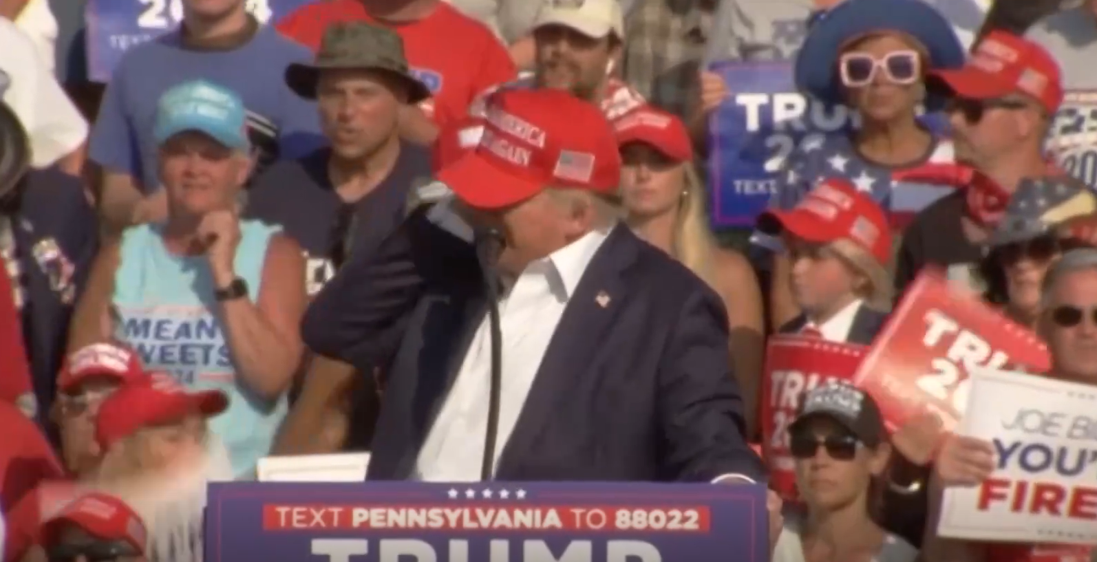 El expresidente de Trump al sufrir el disparo en una oreja en un mitin.