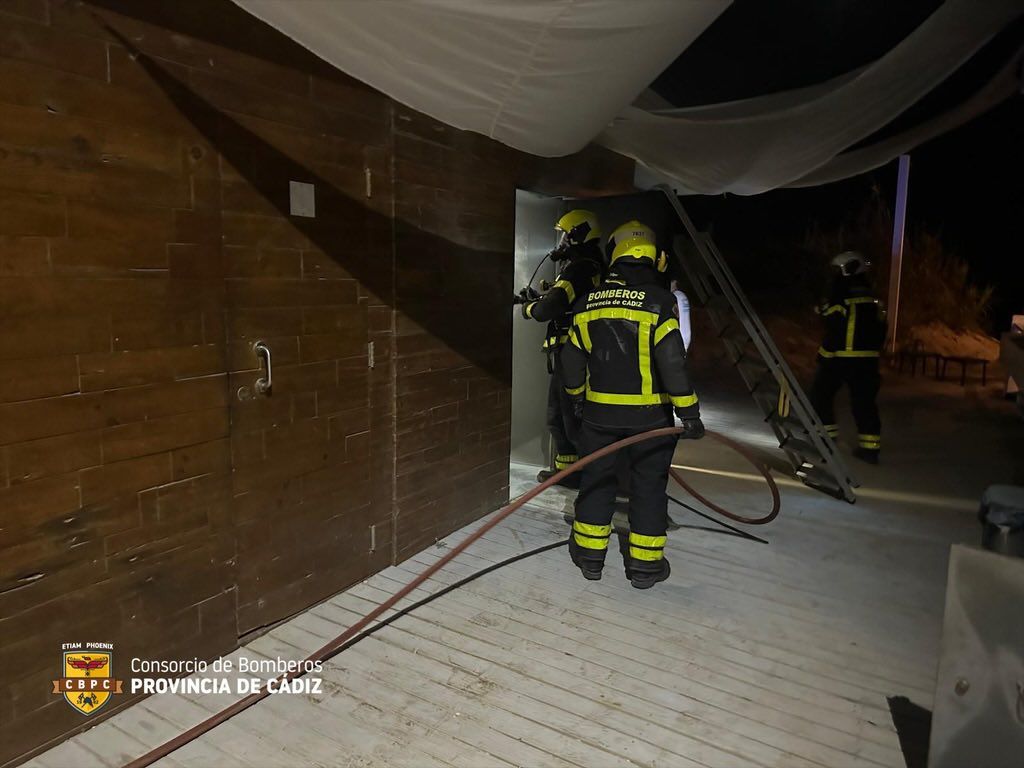 Un momento de la intervención de los bomberos en el chiringuito de Chiclana. Un momento de la intervención de los bomberos en el chiringuito de Chiclana.