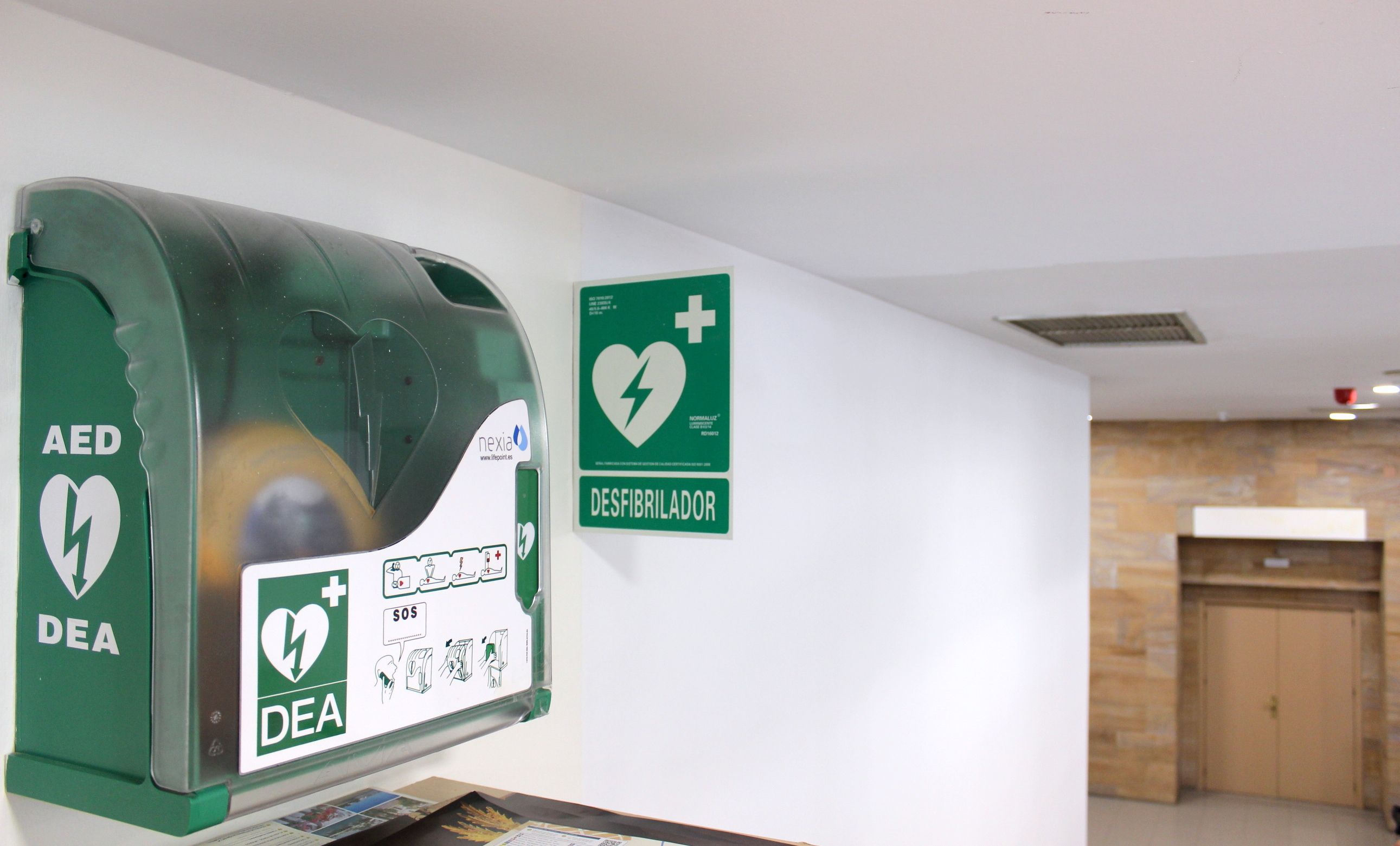 Los coches de Policía Local de Jerez tendrán desfibriladores. En la imagen, uno instalado en un edificio público. Los coches de Policía Local de Jerez tendrán desfibriladores. En la imagen, uno instalado en un edificio público.