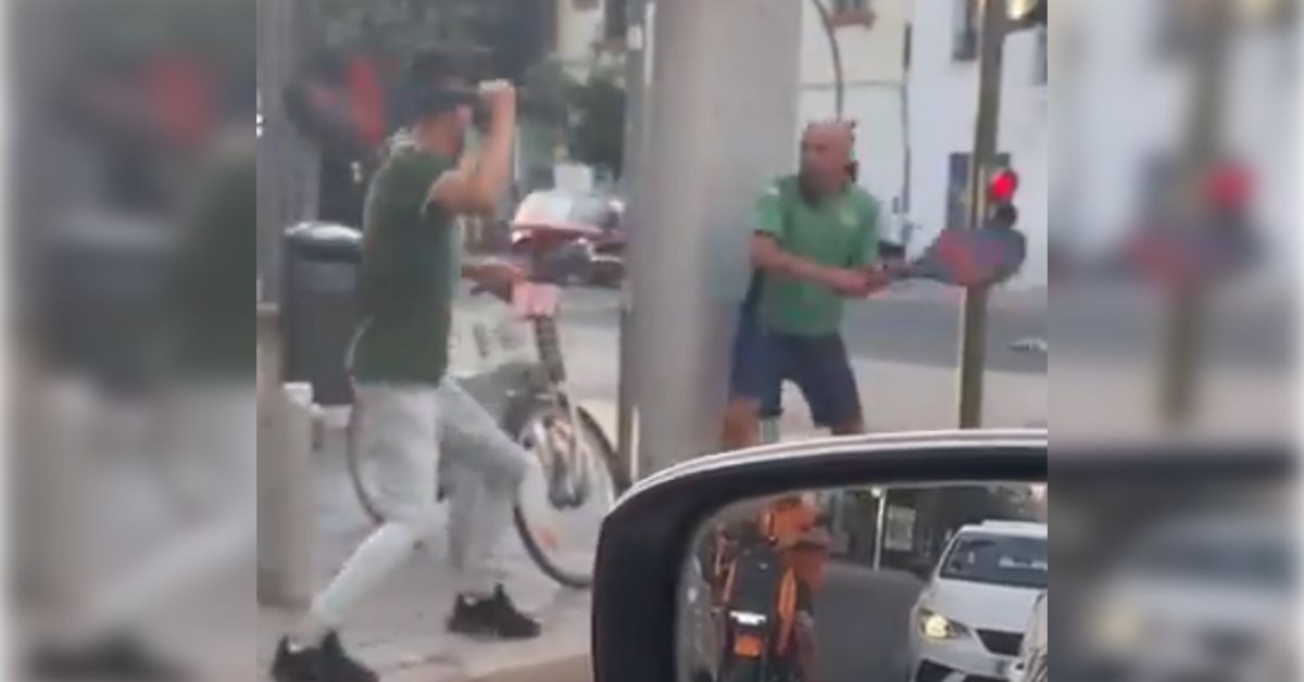 Dos hombres se pelean con palas de pádel en mitad de la calle en Sevilla.
