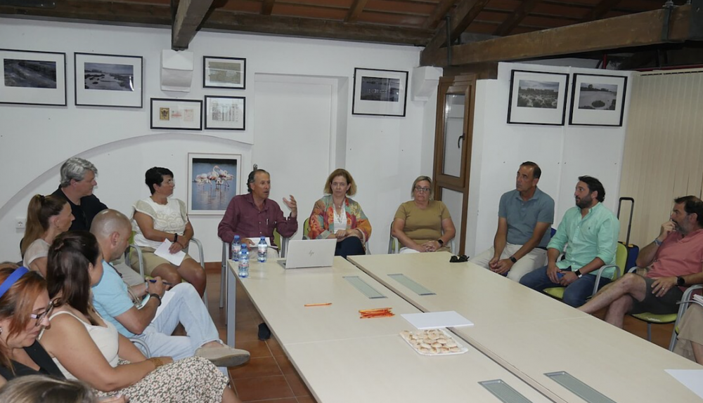 Ek alcalde durante la reunión con expertos y agentes turísticos. 