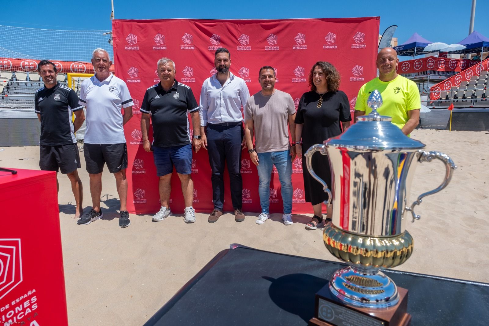 Un instante de la presentación del torneo con la copa que recibirá el ganador, en primer término.