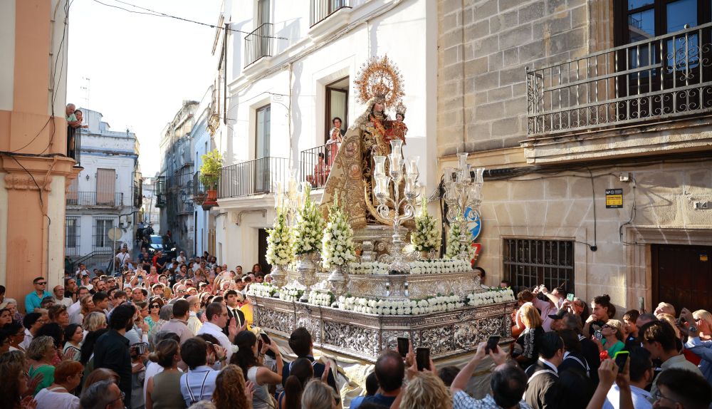 Centenares de devotos rodeando el paso. JUAN CARLOS TORO