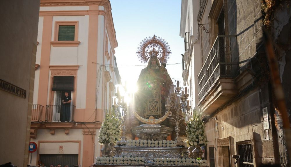 La procesión avanzando con la caída de la caída de la tarde. JUAN CARLOS TORO
