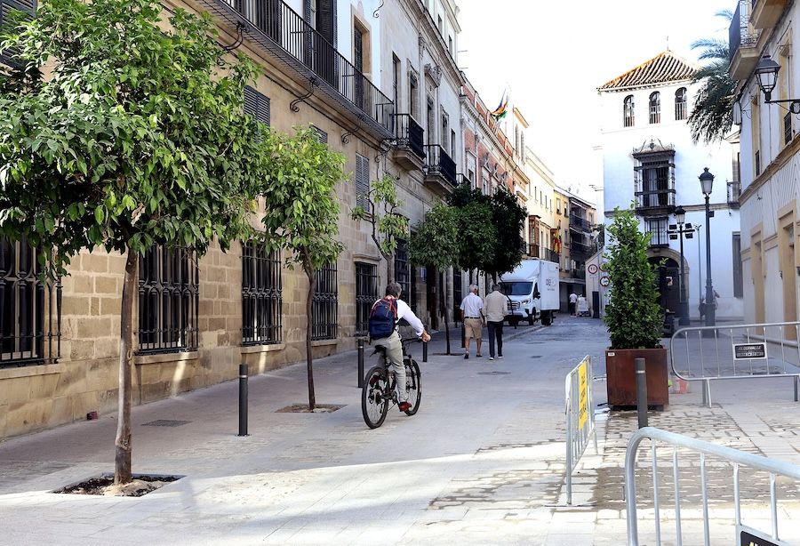 La calle Tornería, con la plaza Rafael Rivero más adelante.