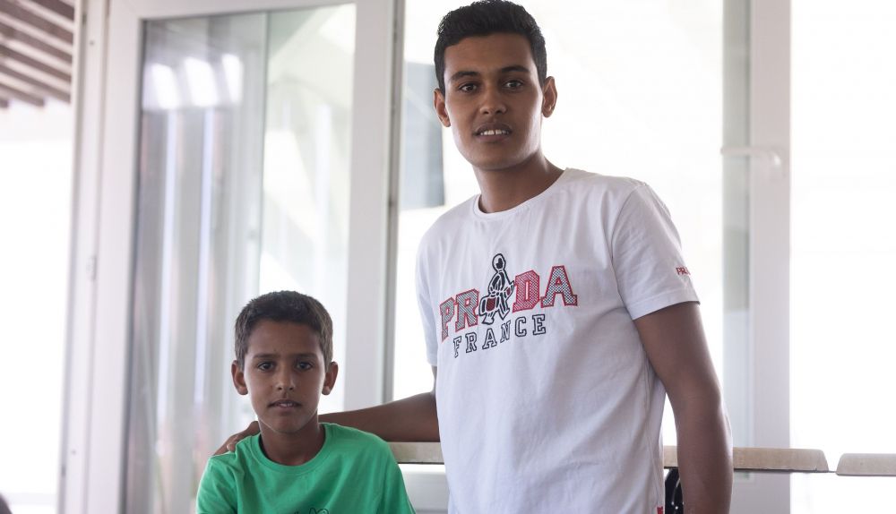 Yussef ayuda a los pequeños con el idioma.
