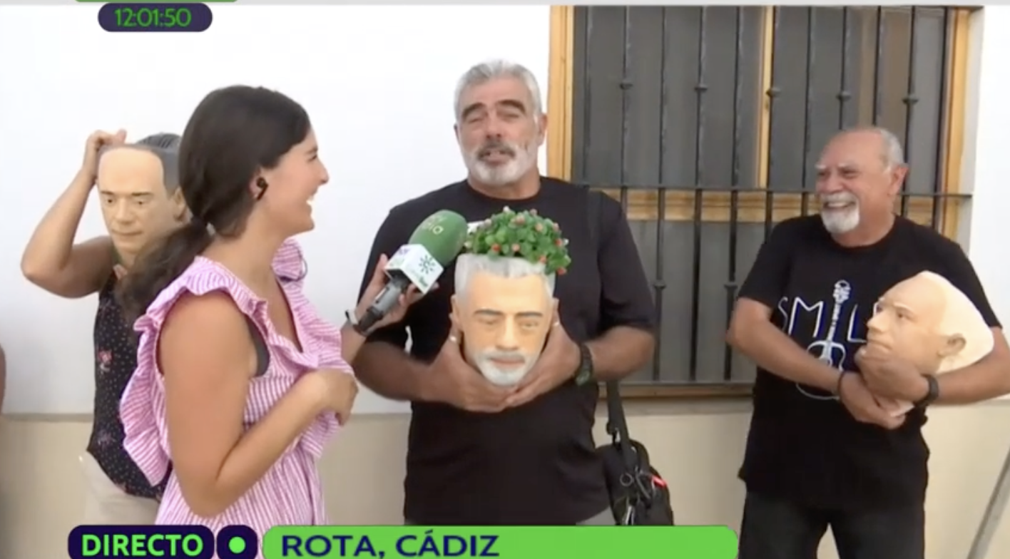 Vecinos, con las macetas con sus caras.   CANAL SUR