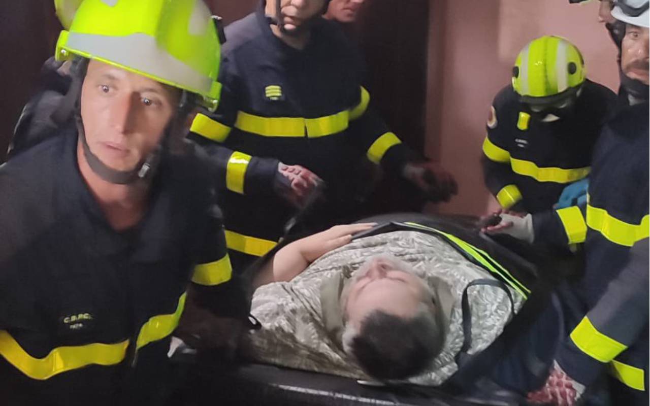 Un momento del operativo de los bomberos para sacar a José María, vecino de San Fernando, de su casa.