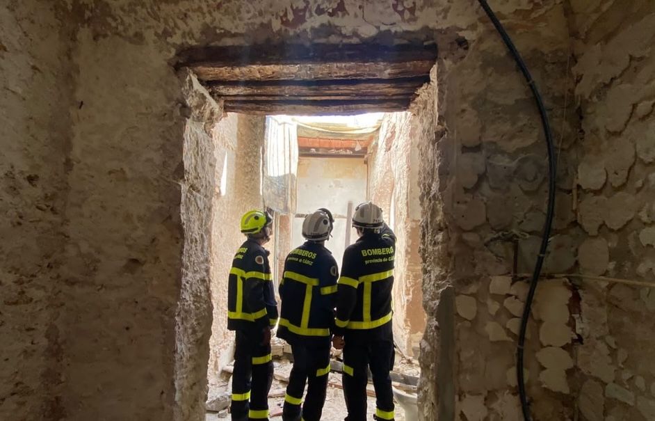 Bomberos en la finca derrumbada, con una guardería en el bajo. Bomberos en la finca derrumbada, con una guardería en el bajo.