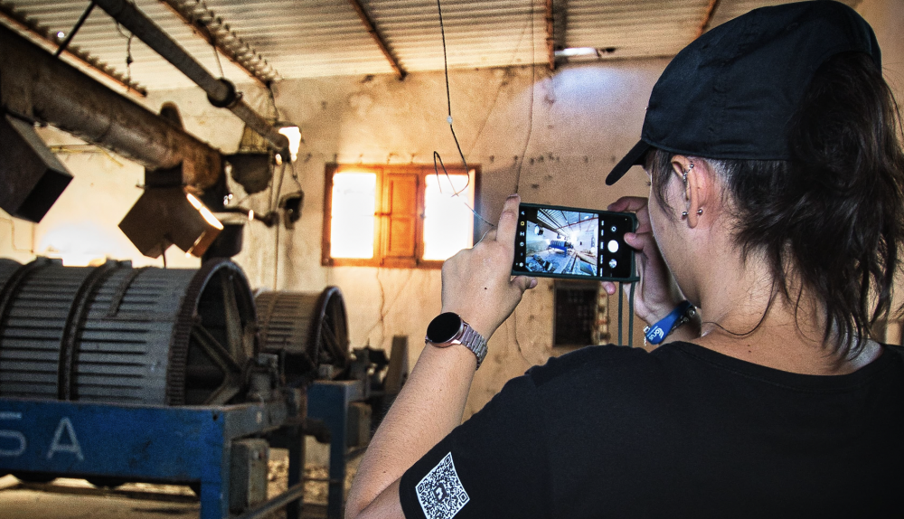 Lucía, en una casa abandonada.