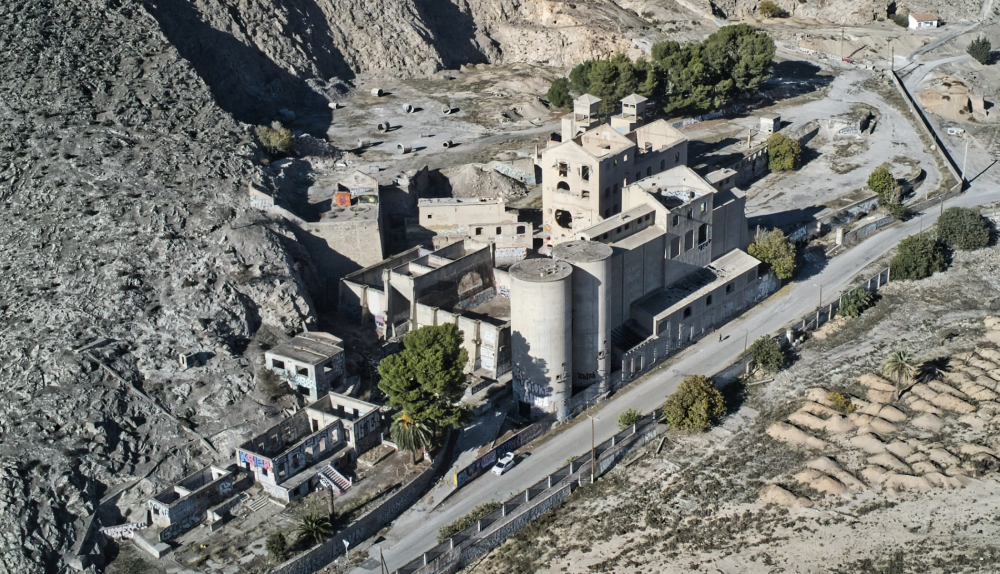 Cementera en Granada a vista de dron.