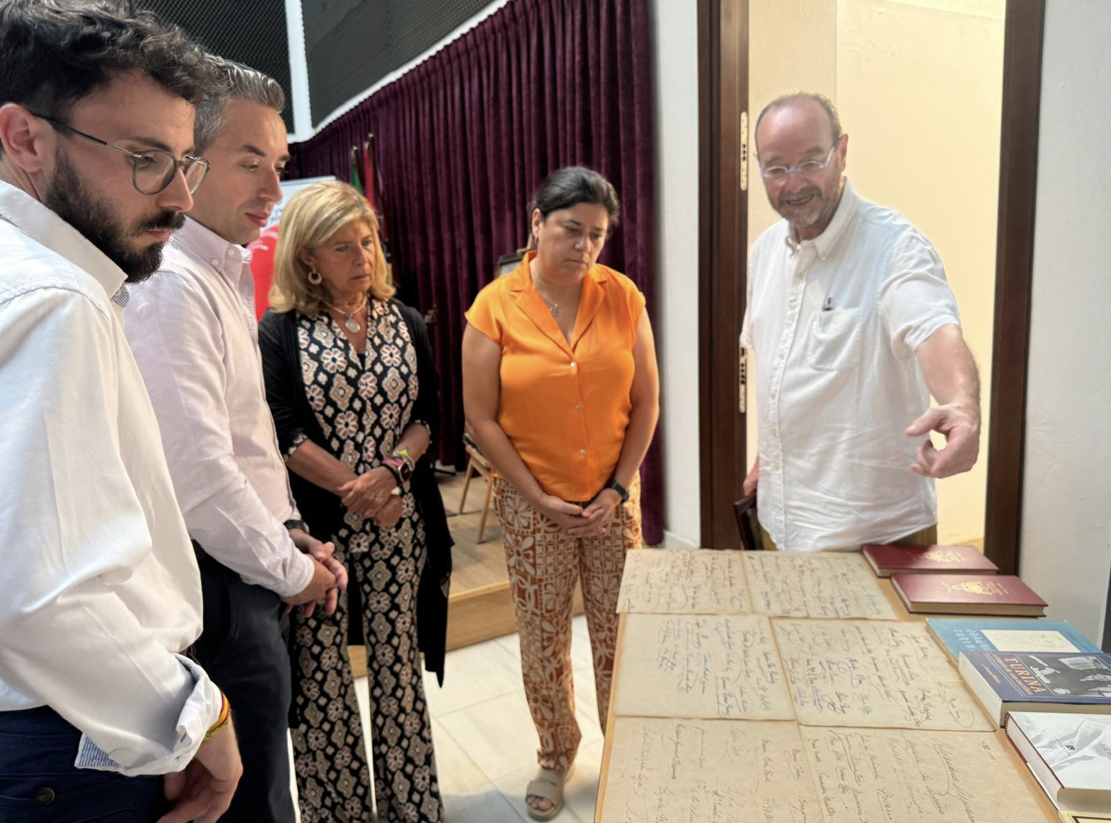 La alcaldesa y la familia del compositor durante la entrega de la donación.