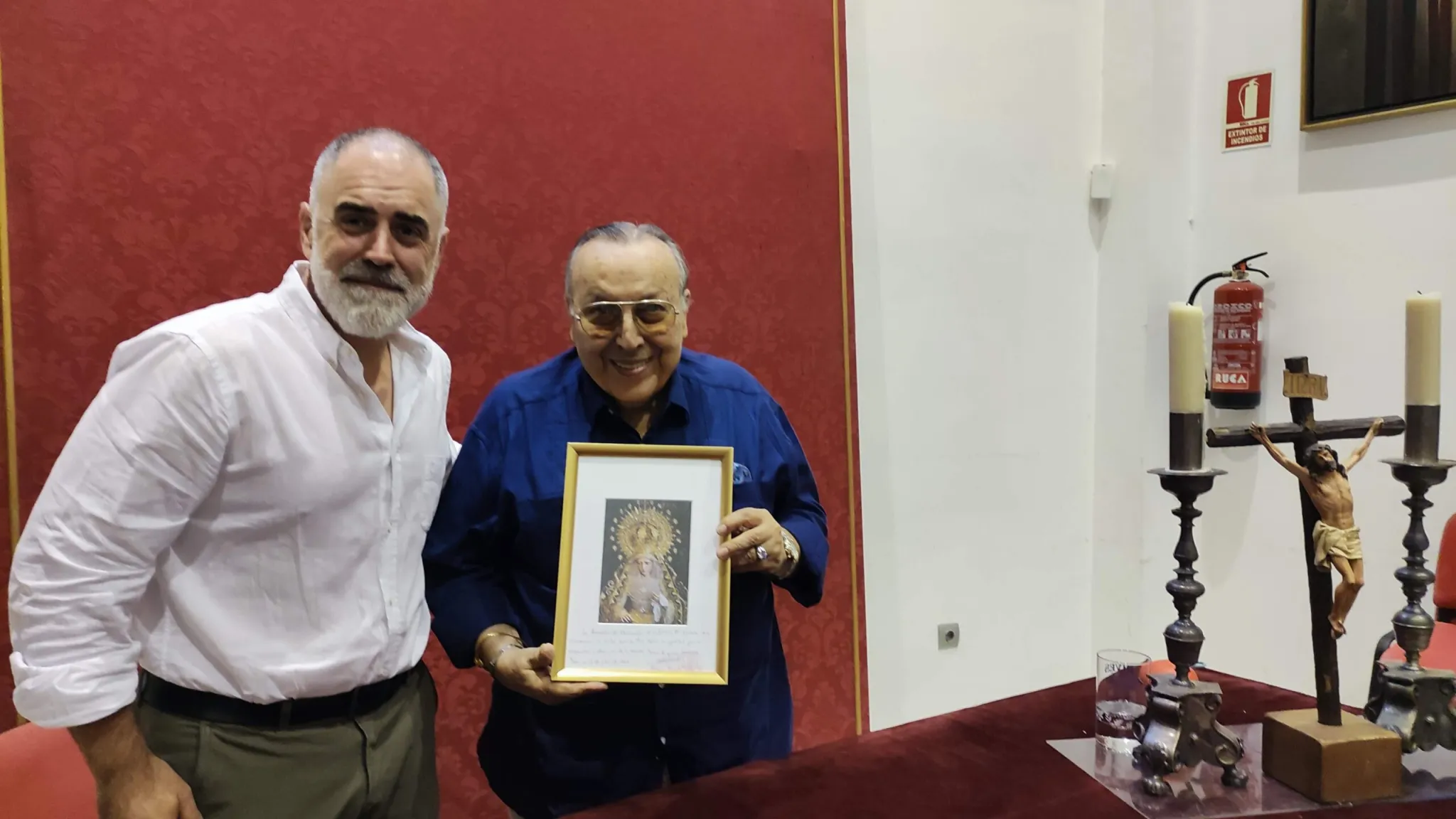 Paco Cepero, con un cuadro con la imagen de María Santísima de la Encarnación. Paco Cepero, con un cuadro con la imagen de María Santísima de la Encarnación.