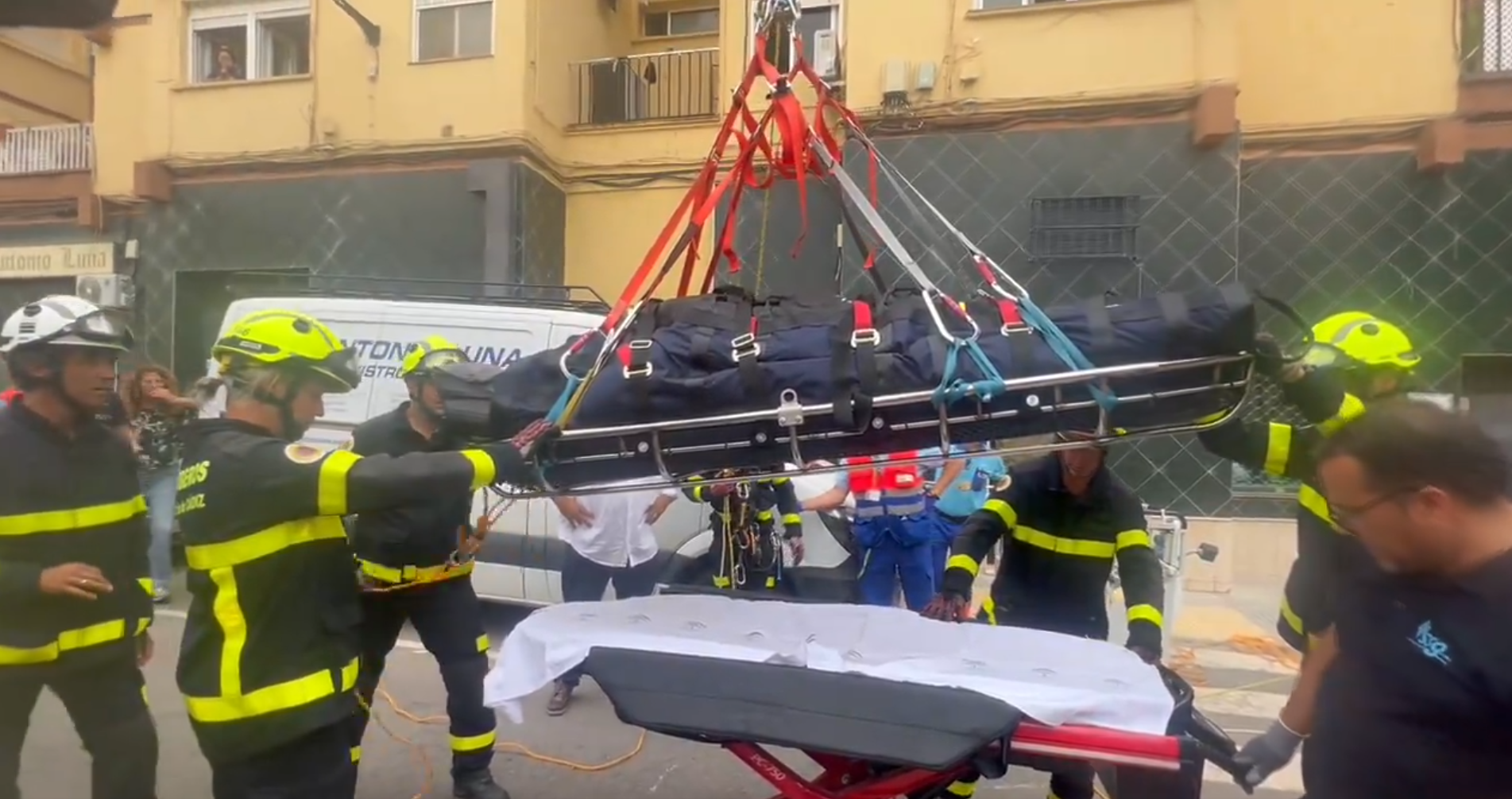 Momento del operativo de los bomberos en que colocan a José Mari en una camilla especial, ya en el exterior.