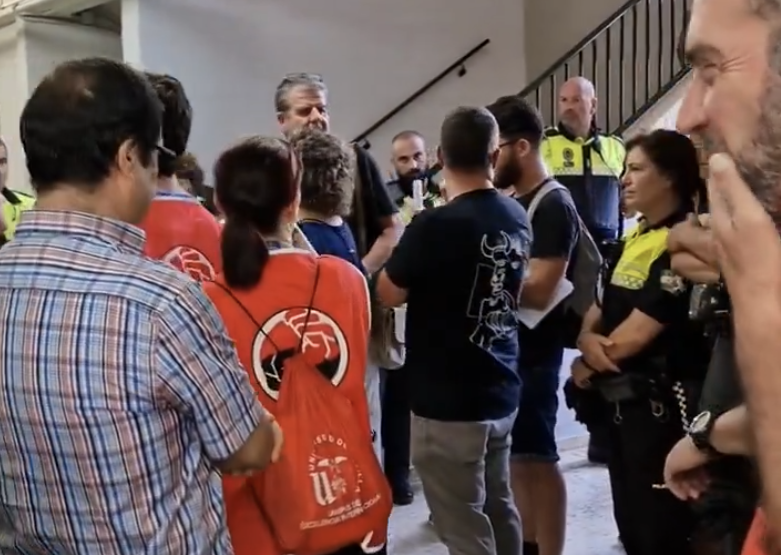 Amenazas de desalojo a vecinos de Sevilla que protestan por los cortes de luz.