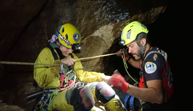 Alma, en compañía de Berni, componente de Espeleosocorro Sin Fronteras.