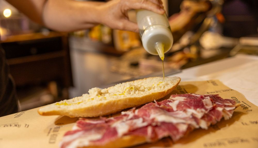 Un bocadillo de jamón ibérico con aceite de oliva virgen.