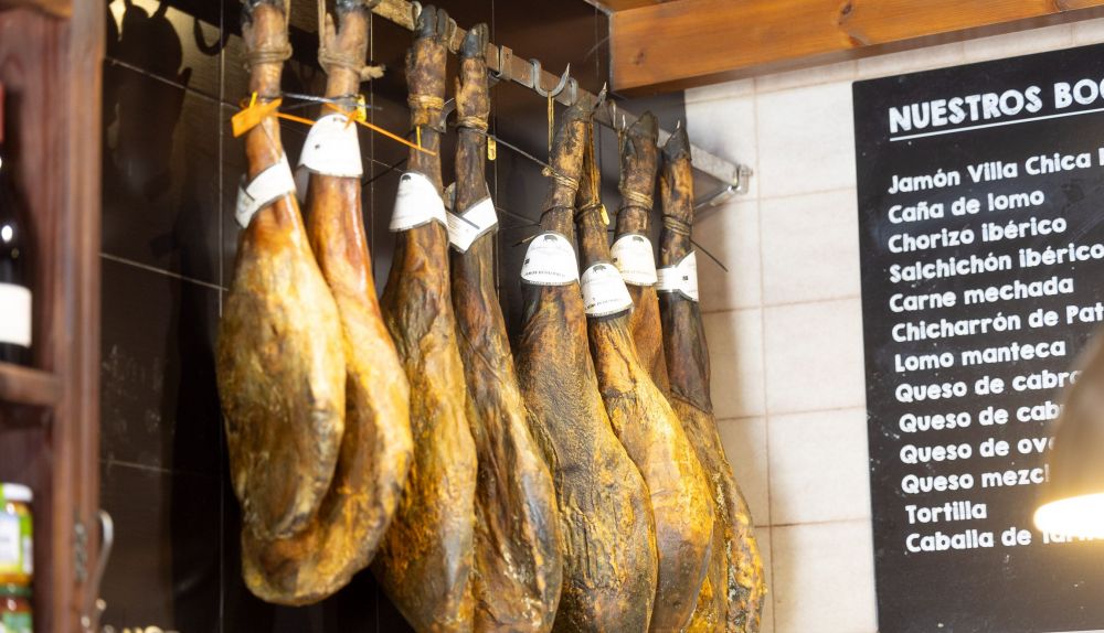 Jamones colgados en la tienda situada en el acceso a Bolonia. 