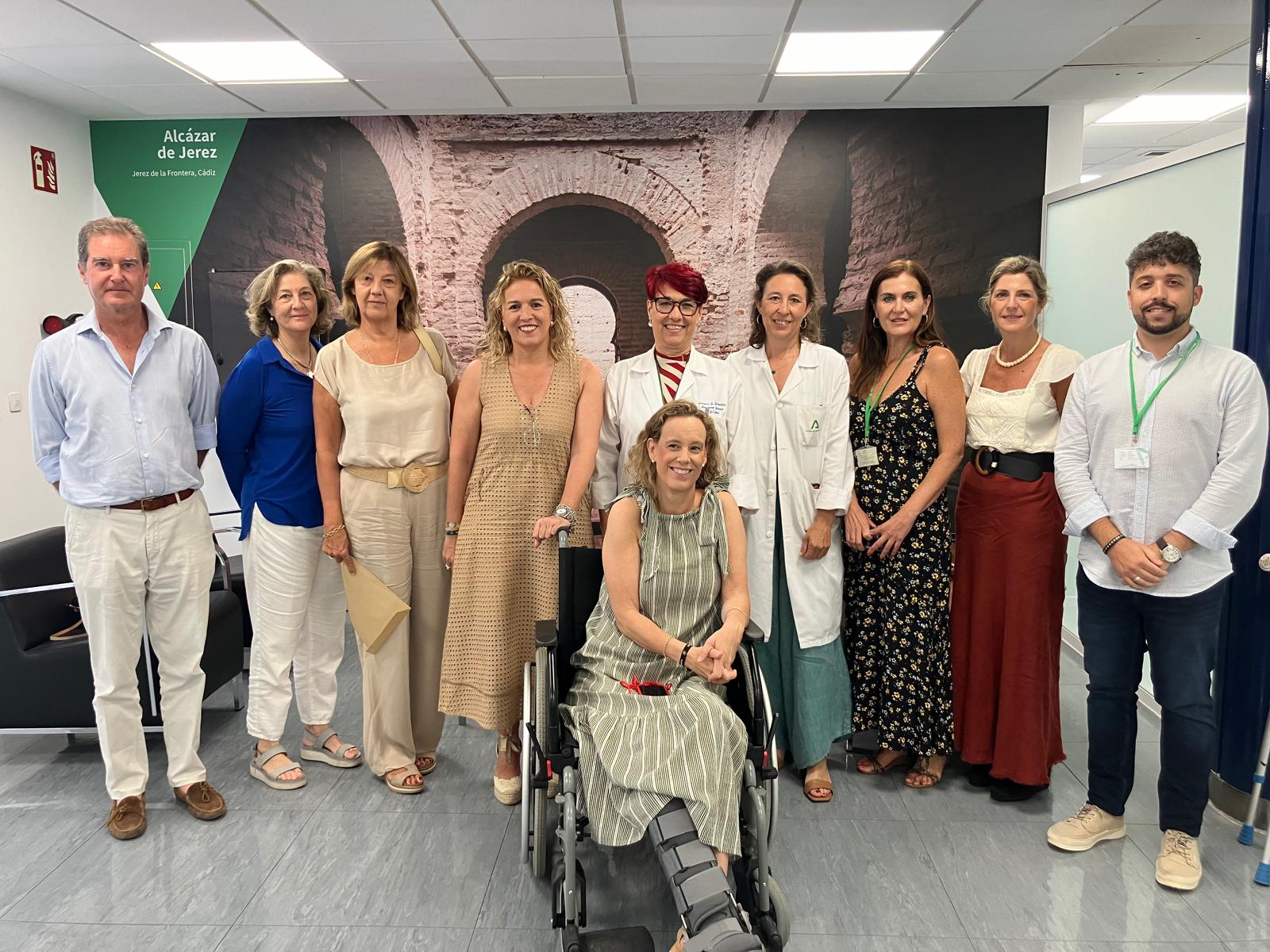 La delegada de Salud y representantes médicos del hospital junto a los de la fundación.