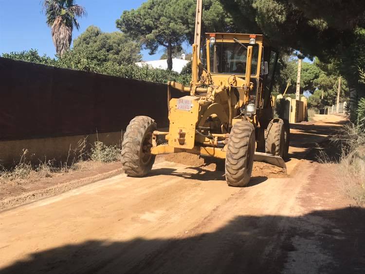 Trabajos en la calzada del camino de la Muela en Vejer. 
