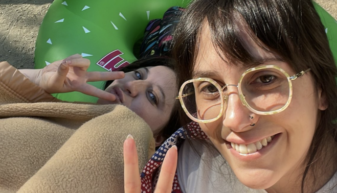 Fans de Karol G, que han viajado desde Jerez, han pasado la noche en la calle.