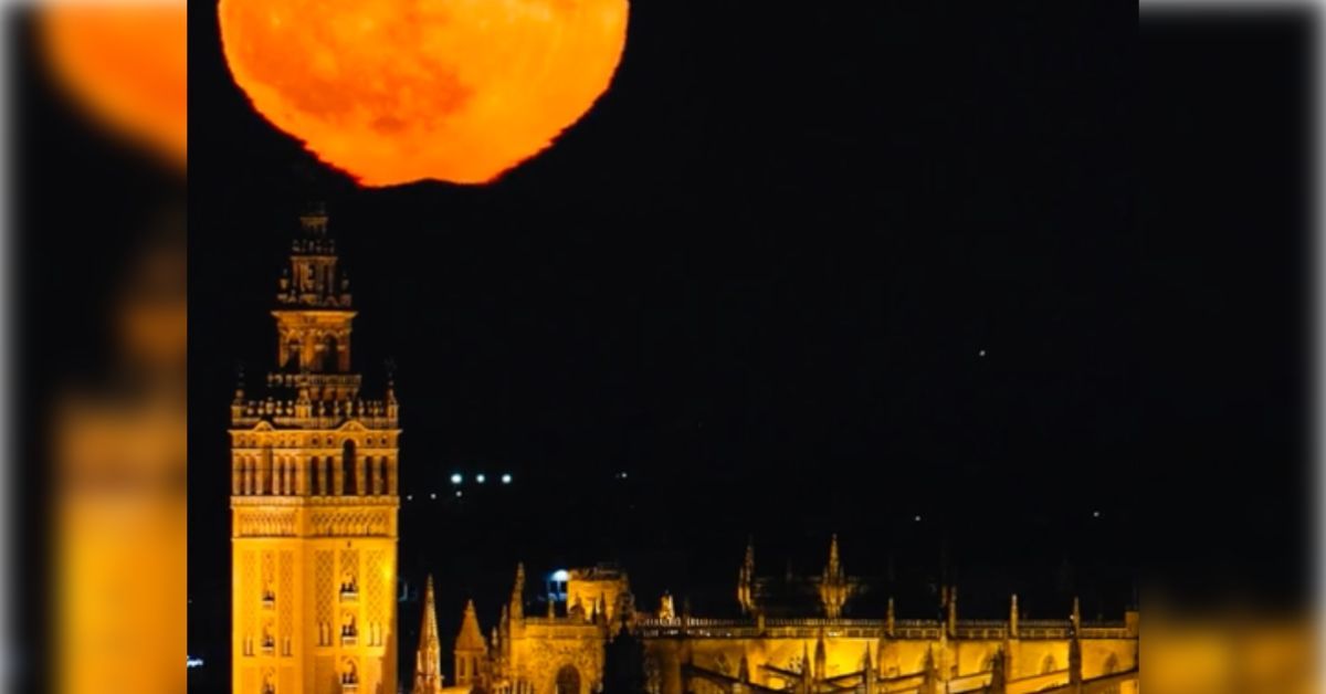 'Superluna del Ciervo' en Sevilla.   FOTO: E.P.