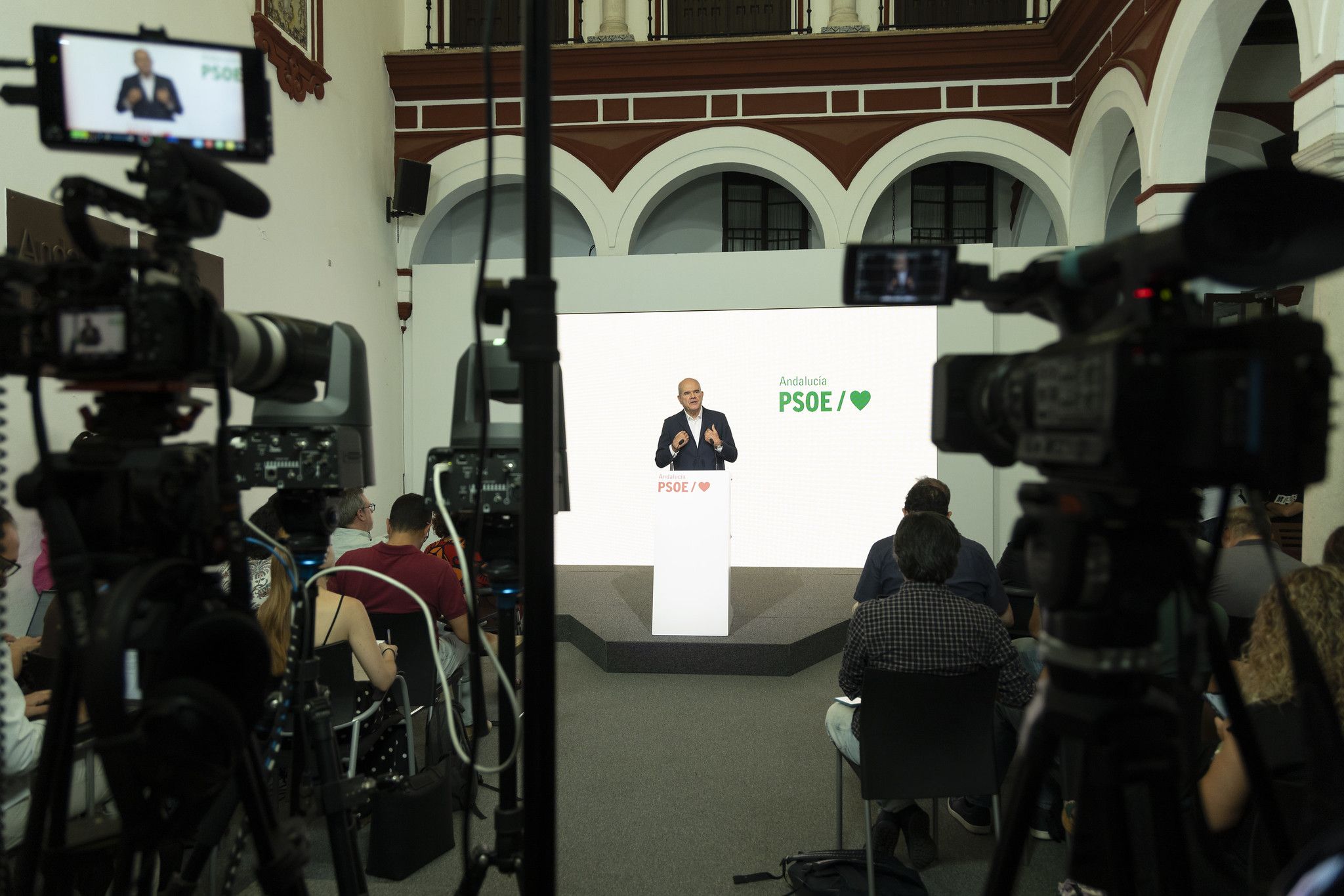 Manuel Chaves en su rueda de prensa reciente.
