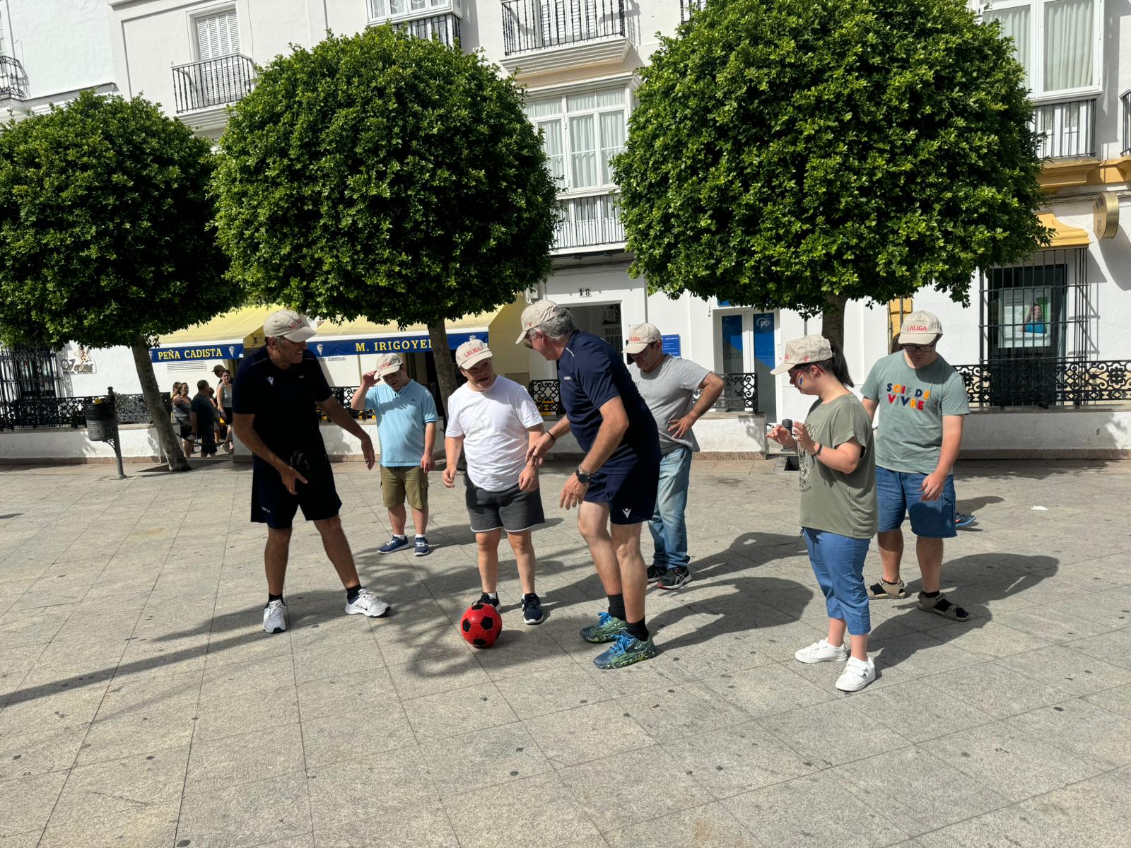 Jóvenes de Afanas de la Janda en la plaza de Medina durante las actividades programadas. 