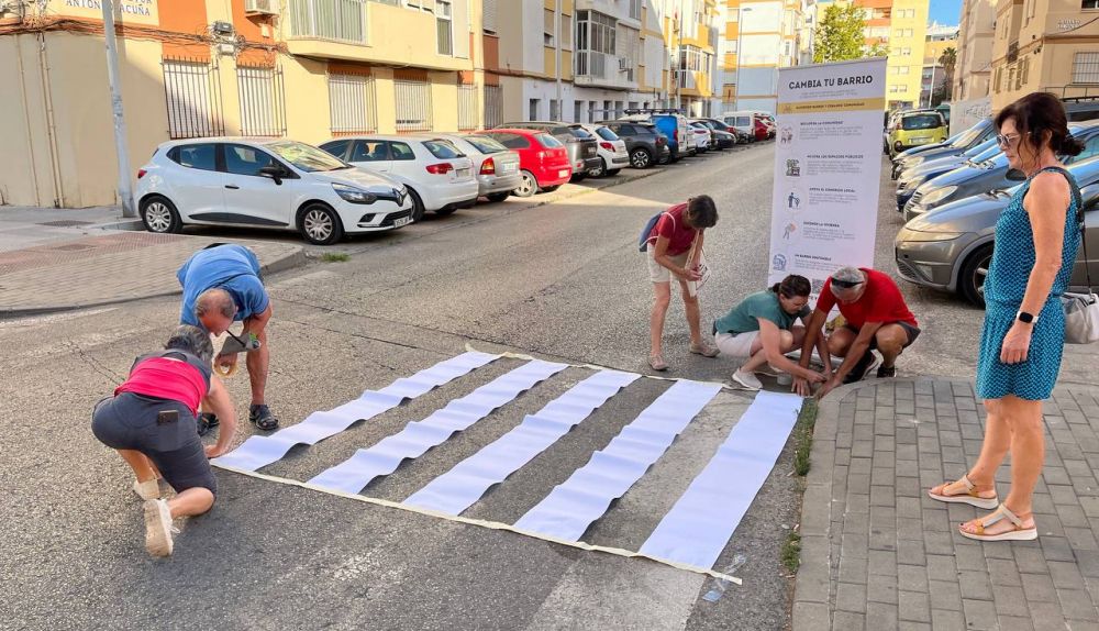 Vecinos colocando las tiras de papel.