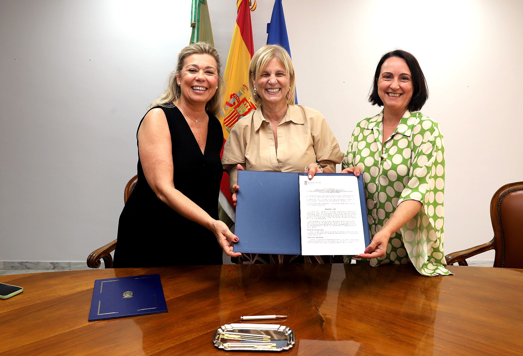 La alcaldesa, la delegada y la presidenta de Acoje tras al firma de acuerdo.