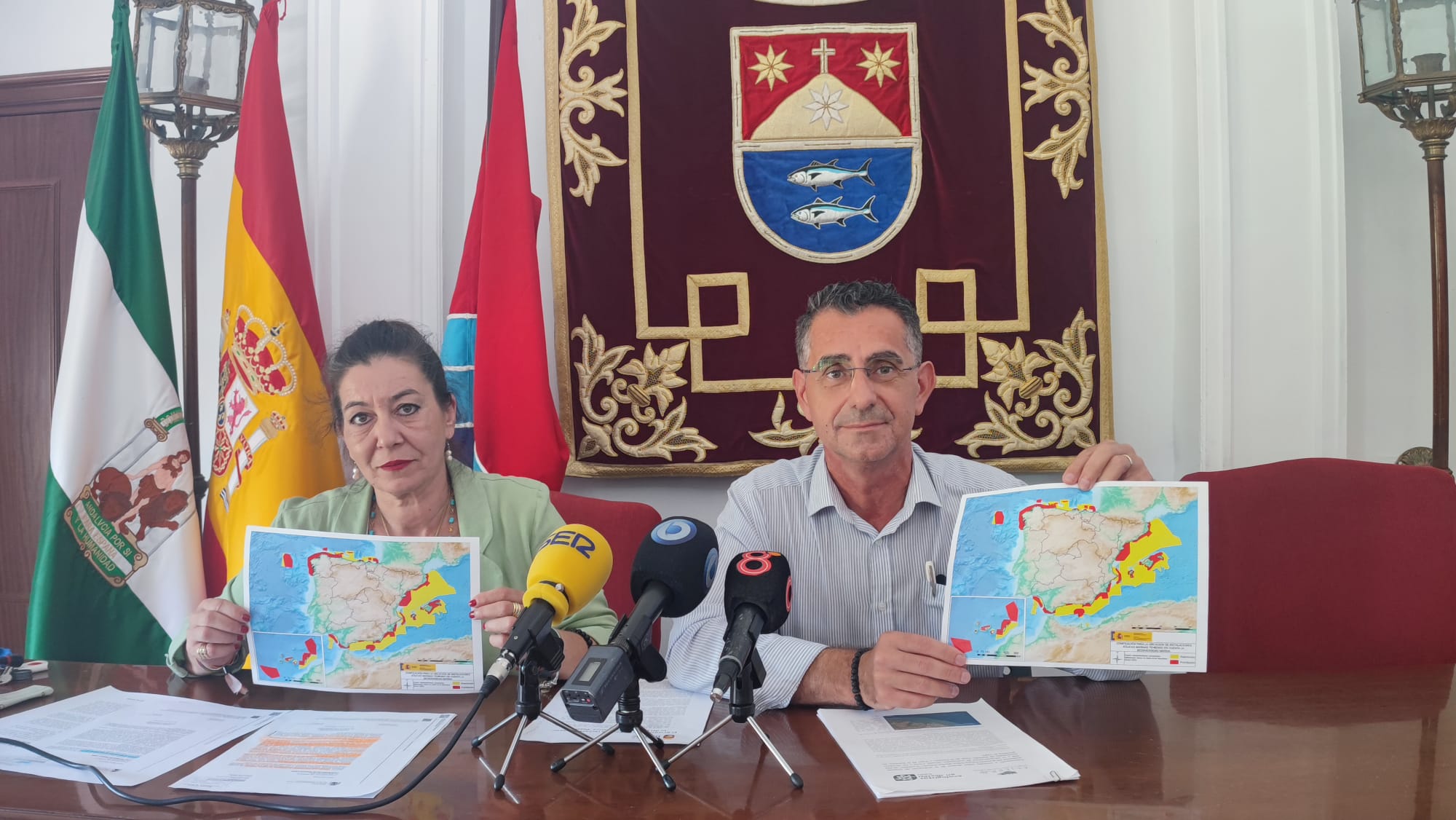 El alcalde y la primera teniente de alcalde explicando la posición en contra al parque eólico. 