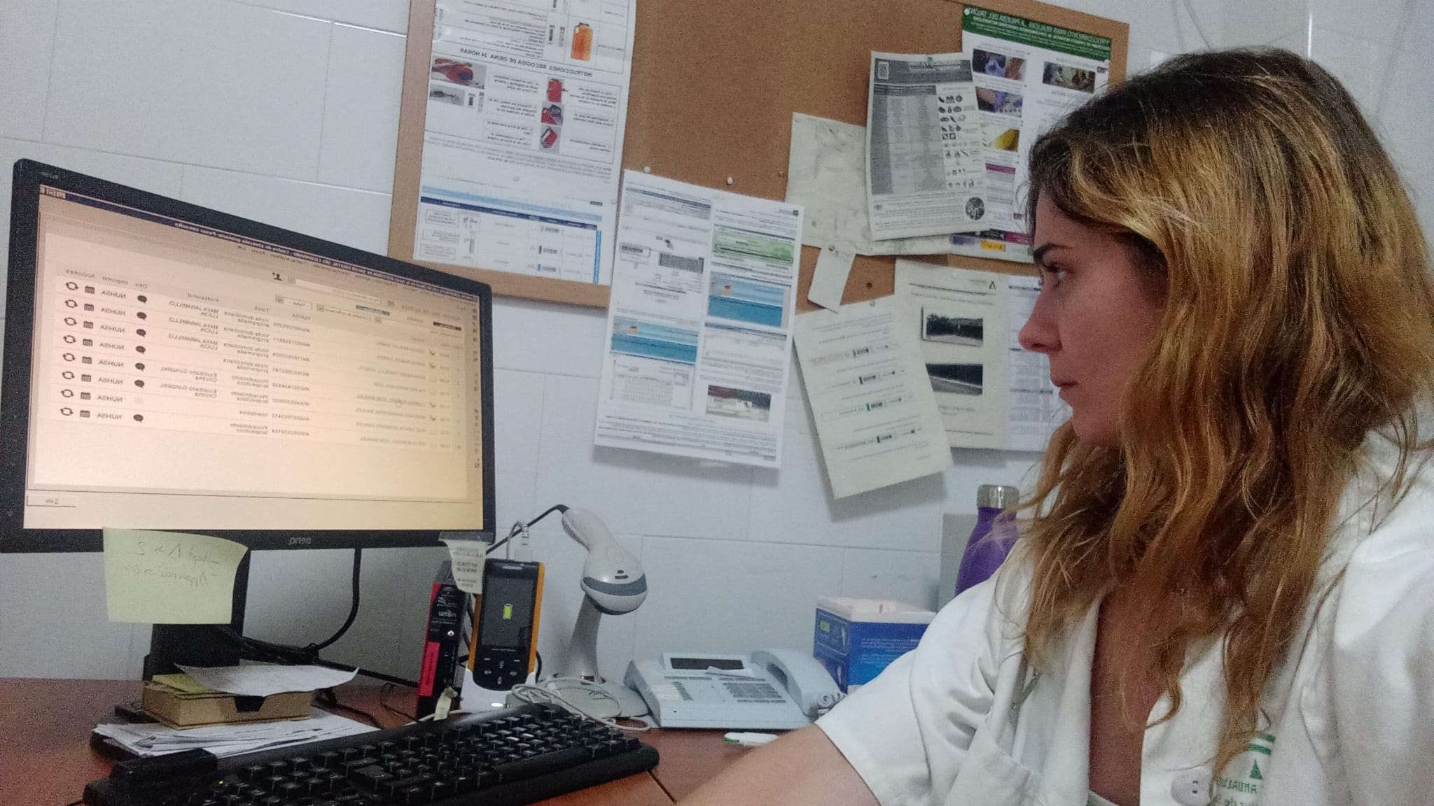 Una enfermera haciendo el seguimiento de pacientes crónicos.