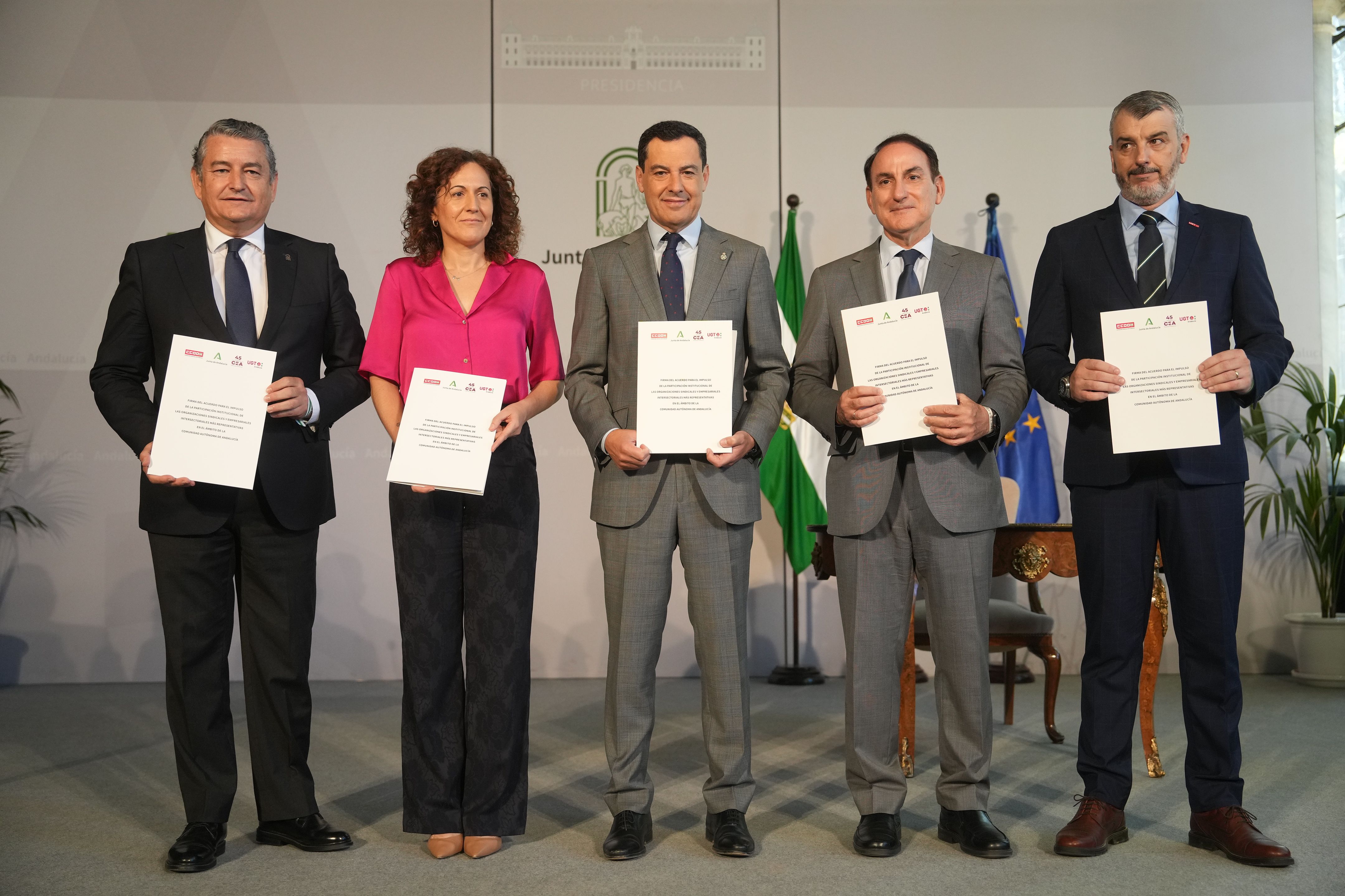 Juanma Moreno junto a los agentes sociales.